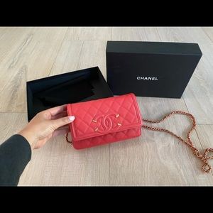 Caviar Quilted CC Filigree Wallet on chain